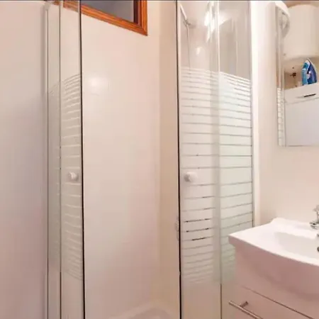 Cosy, Modern 2-bedroom Ground Floor Apartment, Sleeps Four, * Callao Salvaje