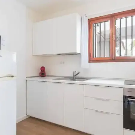 Cosy, Modern 2-bedroom Ground Floor Apartment, Sleeps Four, Apartment Callao Salvaje