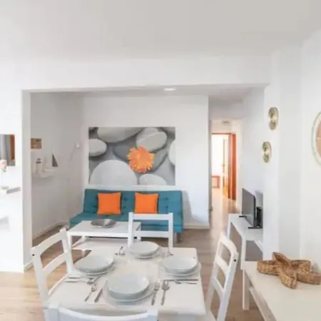 Cosy, Modern 2-bedroom Ground Floor Apartment, Sleeps Four, Apartment *