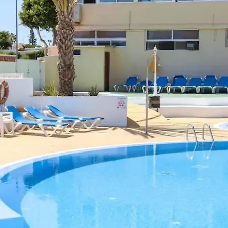 Cosy, Modern 2-bedroom Ground Floor Apartment, Sleeps Four, Apartment *