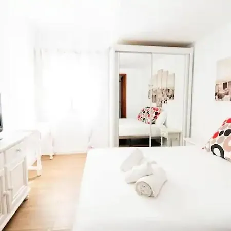 Cosy, Modern 2-bedroom Ground Floor Apartment, Sleeps Four, Apartment